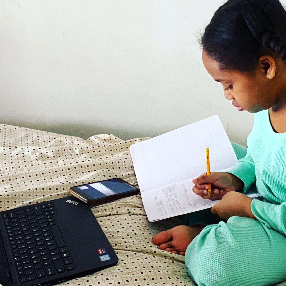 Third grade Kimora is using both her computer and her notebook to do a writing assignment. #qsnycdoe #ps45 #ps45q #nycschools #nycdoe #expeditionarylearning #remotelearning #district26nycdoe @SpencerAndreD @QSNYCDOE @DOEChancellor
