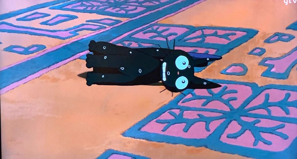 ぬいぐるみの真似をするジジを真似した黒猫が正にリアルジジ