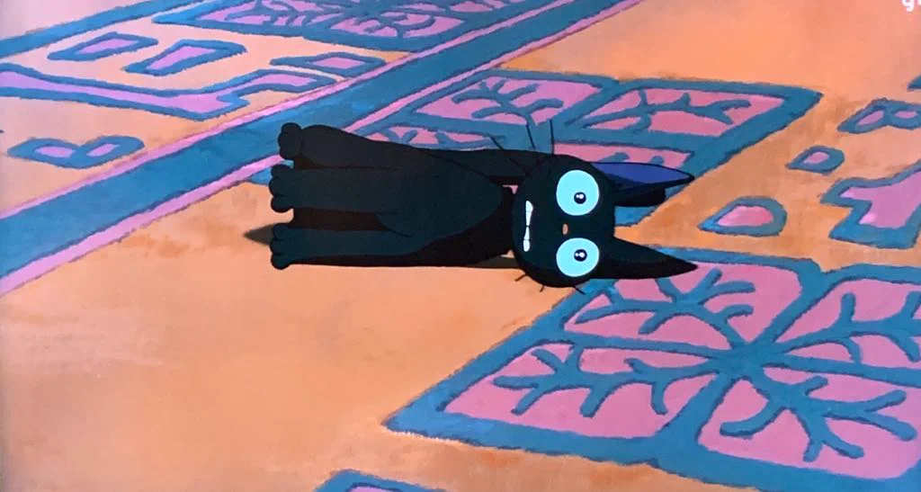 ぬいぐるみの真似をするジジを真似した黒猫が正にリアルジジ