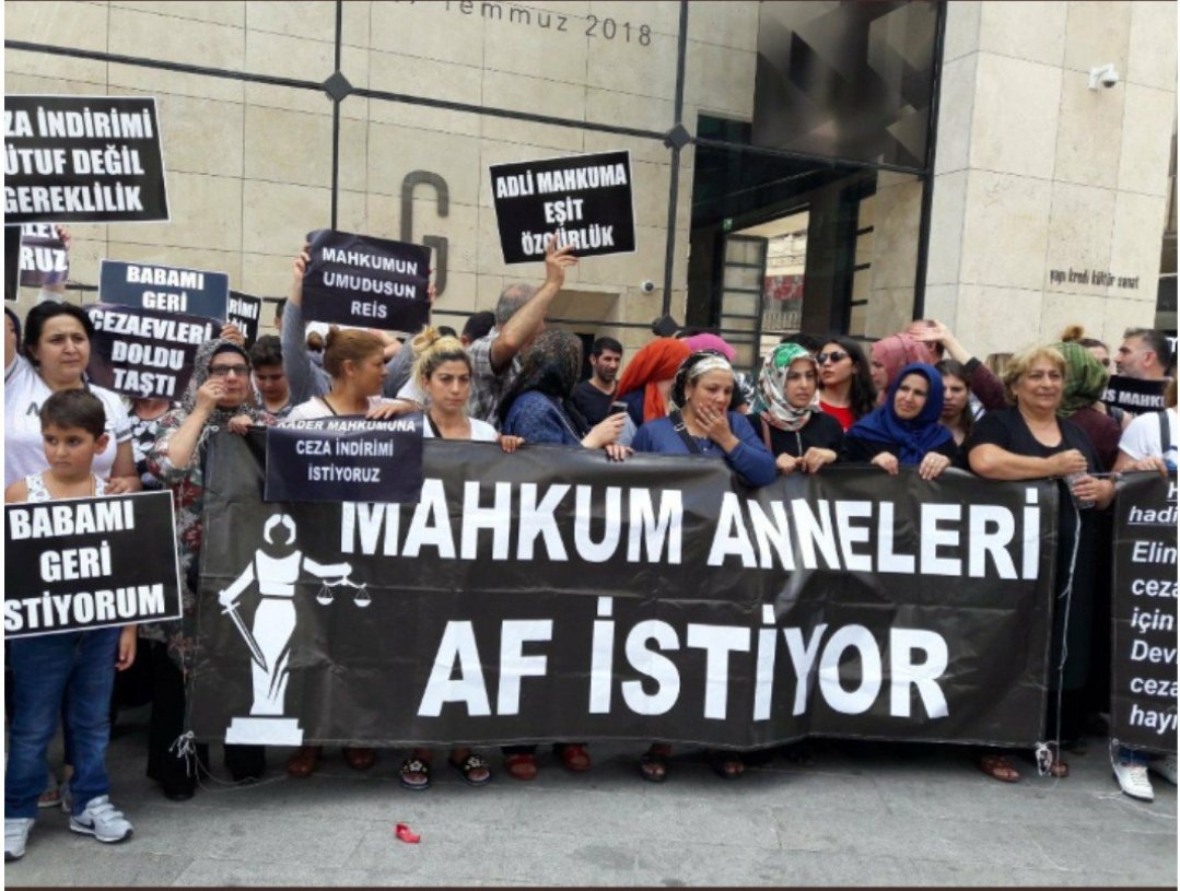 alisahin343434's tweet photo. MahkumAileleri CezaeviÖnünde
@RTErdogan
@fahrettinaltun
@Akparti
@yilmaztunc
@FOXTurkiye @Ahaber @KanalD @ShowTV @cnnturk @kanal7 @Haberturk @benguturktv @startv @trthaber
A D L İ    M A H K U M    A N N E L E R İ... https://t.co/cH38pnDAYz