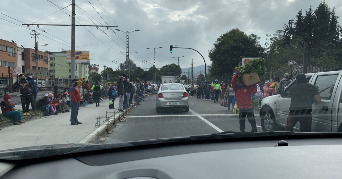 andre_monita's tweet photo. Así esta #Quito sur!!! Para que dejemos de criticar a los costeños! Todos desobedecemos! Esto no es de regiones! #ecuador https://t.co/jLOF6L01B1