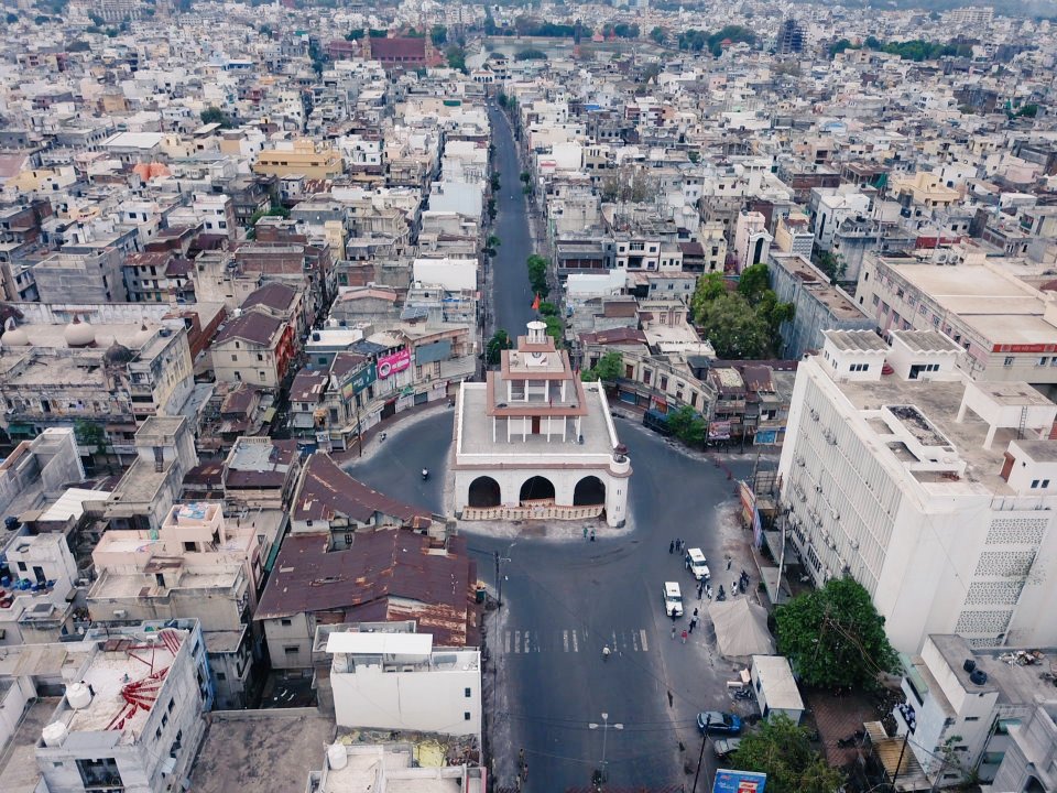 pirouetteworld's tweet photo. Streets of Vadodara on day 3 of lockdown
#Lockdown21 #Covid19India 
Photo courtesy: @Vadcitypolice 
@IndianExpress https://t.co/OTWLNqrLoL