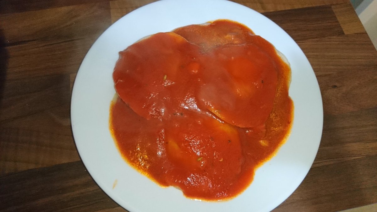 Pour la farce j'ai utilisé les restes de garnitures des crêpes d'hier :- poireaux + crème- poivrons et oignons + crèmePour la sauce j'ai fait un sauce tomate classique. https://twitter.com/JeuDecide/status/1240362709365002240?s=19(je suis tjs aussi nulle en photo )