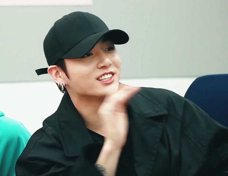 intakduhh's tweet photo. jungkook is so fucking beautiful it’s so unfair https://t.co/4Kn5Rt0kqo