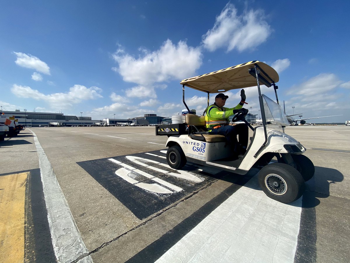 iah's tweet photo. Let’s hear it for all the employees that work tirelessly to provide an essential service to the public. Thank you for stepping up when your city needs you the most 🙏 #HoustonStrong #StayHome https://t.co/Qc5x5u3aE3