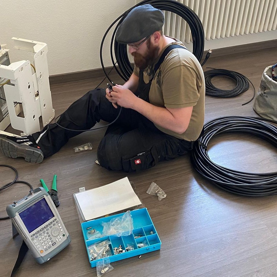 deutschetelekom's tweet photo. Die #Telekom hat in nur fünf Tagen am #Corona-Notkrankenhaus in Neustadt an der Weinstraße eine Mobilfunkstation aufgebaut. Bis zu 200 Patienten können dort im Notfall behandelt werden. Wir waren beim Aufbau vor Ort 👉 https://t.co/jmtq3E5DXE #wirsindfüreuchda https://t.co/FbF1DwKN3T