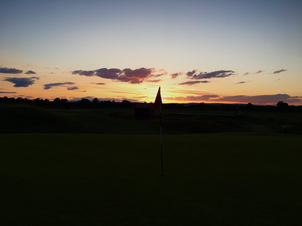 CMbalgownie's tweet photo. ⛳️9⃣Day 9 - Hole 9 ⛳️9⃣
The first of the four par fives @NairnDunbar featuring a tight twisting fairway. Find the fairway and play your second between two pot bunkers before finally aiming your approach to the right centre of the green.
#linksgolf #sunrise #supportyourgolfclub https://t.co/zxkWL6fXr0