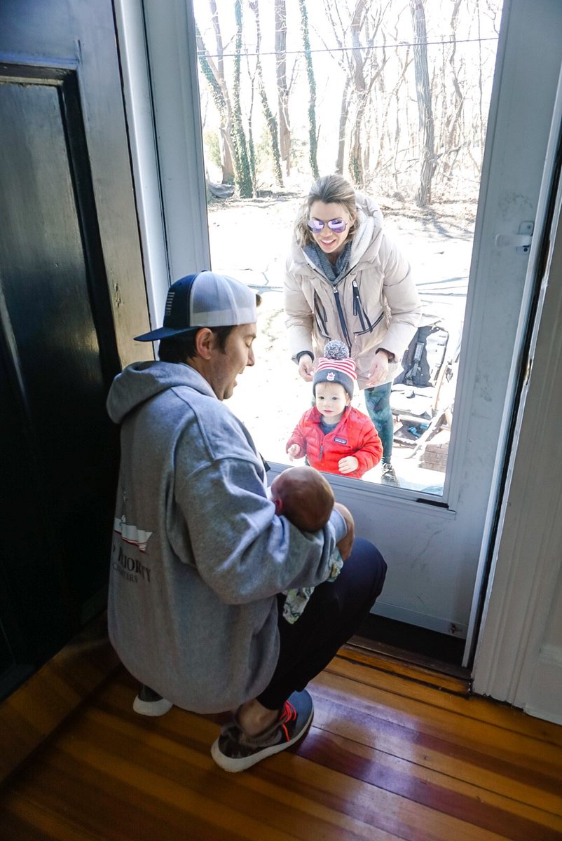 pageharrington_'s tweet photo. @BostonGlobe our daughter meeting family through the door ♥️ #WinslowInTheWindow #COVID19 https://t.co/V7eSL4Ng5j