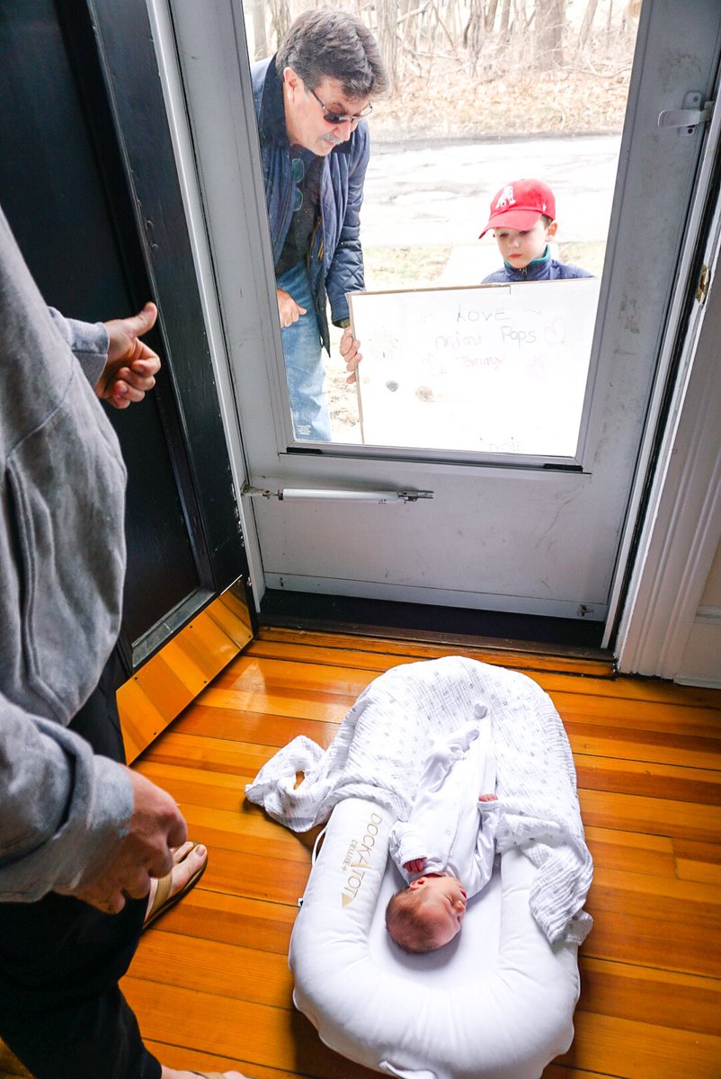 pageharrington_'s tweet photo. @BostonGlobe our daughter meeting family through the door ♥️ #WinslowInTheWindow #COVID19 https://t.co/V7eSL4Ng5j