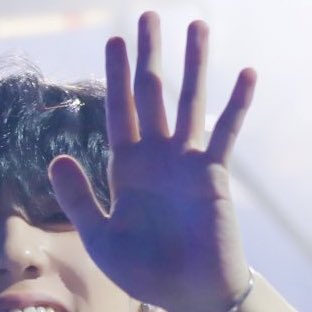 pilspaws's tweet photo. hello :> drop a ‘ 🖐’ n ill write something for u ! ! <3 https://t.co/nbTM2vDutk