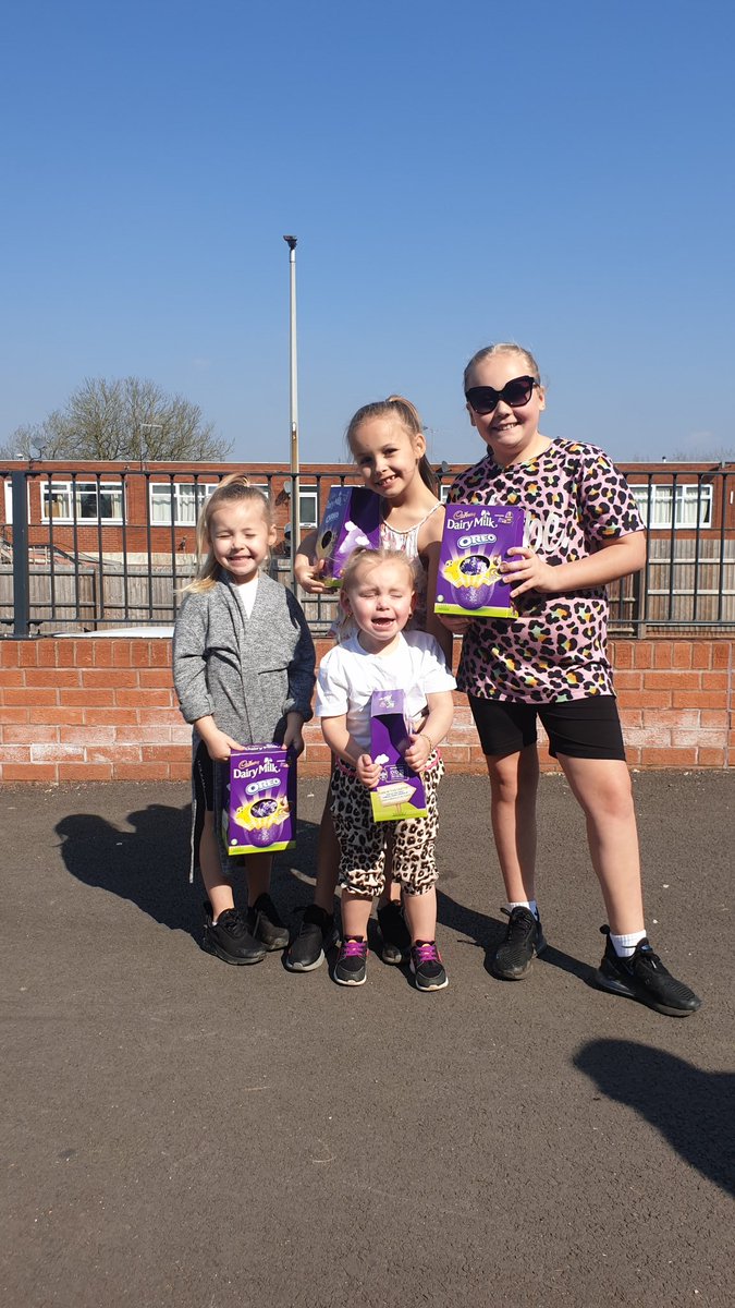 leeson_nikki's tweet photo. Met the girls who drew Coop Penn the picture who made us all smile..thanked them with an easter egg. #showwecare #succeedtogether  #2metredistant @GWimhurst @tinamitchell123 @Sunitabhikha @jacquilisa147 @KarenMa78266684 https://t.co/f2juSLlLV8