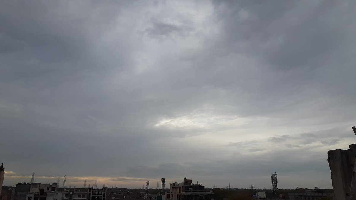 shekharmishra91's tweet photo. Ye Delhi ki Sham hai....A Clean Sky..👌 #CleanWeather #naturehealing #21daylockdown https://t.co/pWb2zSQoyz