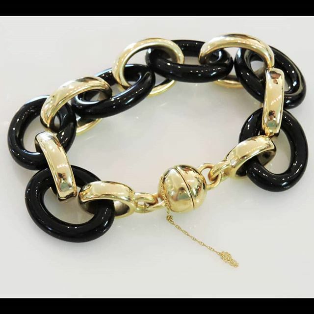 Fix it Friday! This adorable bracelet came with a magnetic clasp that the customer was always worried about coming apart. We just added a little safety chain and voila, worry gone!
.
.
.
.
.
#jewelenvy #roncy #bigbluehouse #repairs #fixitfriday  #safetyc… ift.tt/2JjjPiX