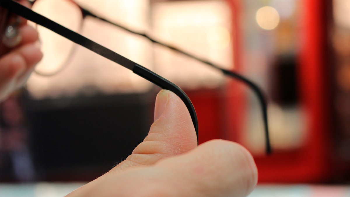 Ajustar gafas, un arte en las mejores manos vistaoptica.es/blog/ajustar-g… #vistaoptica #óptica #gafas