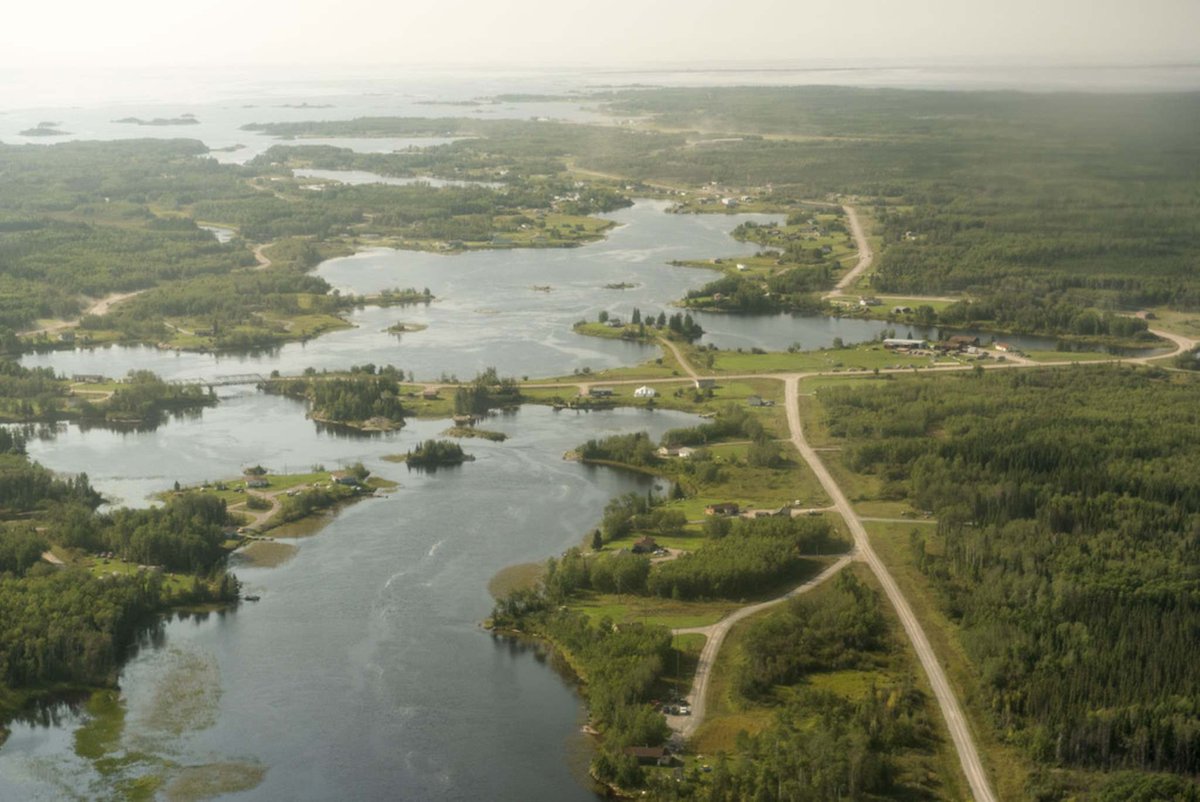 withfilesfrom's tweet image. Doctors are no longer being sent into a dozen Manitoba reserves, to contain COVID-19 risk. But nurses continue to rotate in, often on two-week cycle.
Locals say the dilemma shows the shortfalls of First Nations health systems. "We just feel abandoned"
winnipegfreepress.com/special/corona… #wfp