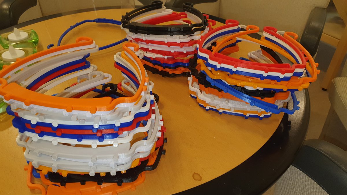 KnaMaker's tweet photo. Visiren för att skydda mot Corona-viruset printas både på BTH och hemma hos makers och studenter. Fantastisk insats alla! Peter Blaschke (peter.blaschke@bth.se) koordinerar och samlar in och lämnar sedan till Region Blekinge. /Tobias Larsson, BTH https://t.co/1CnA6HKyTA