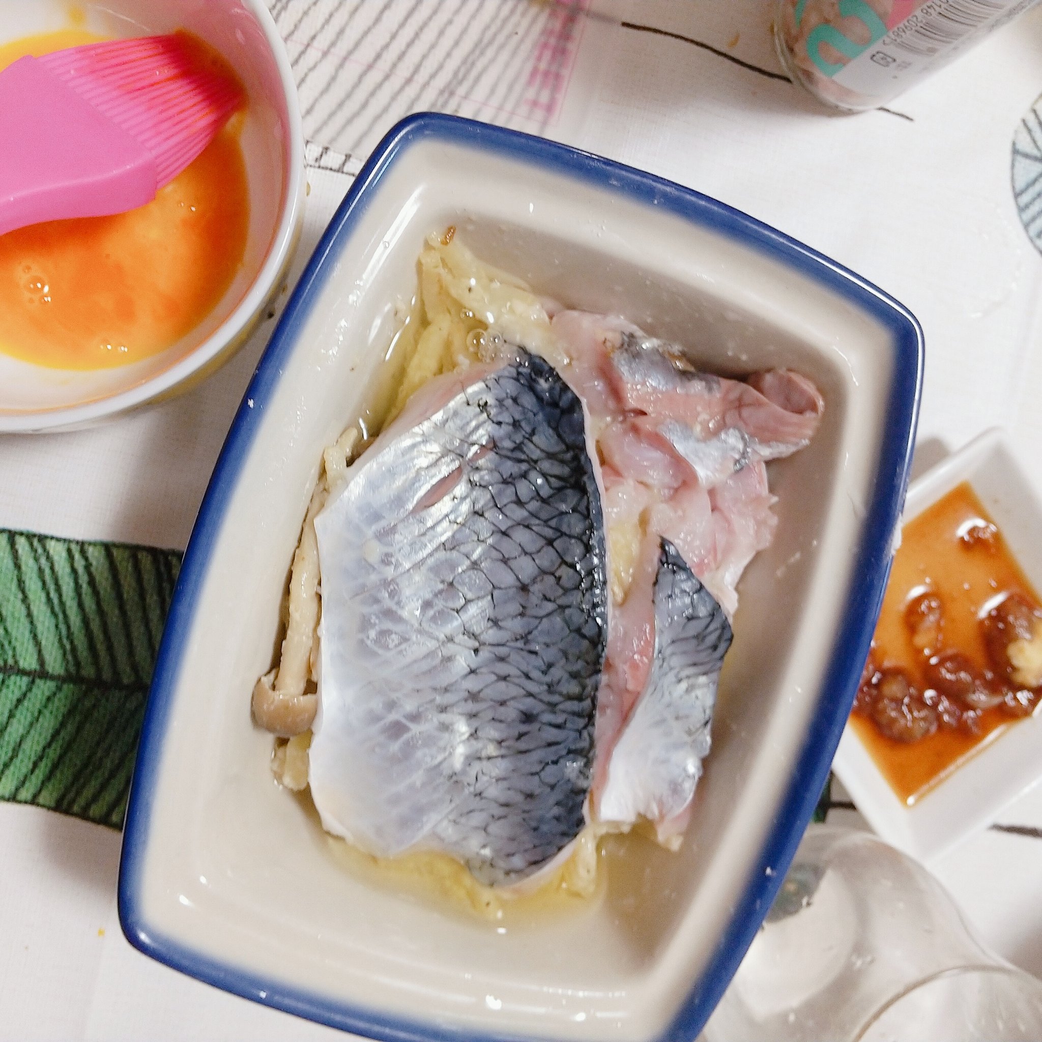 さやんはリアル引越中 Na Twitteru このニシン お刺身でも充分美味しいけど まだまだお刺身にするお魚はあるし 半身は刺身で残りの半身は ジャガイモ千切りとしめじをバターで炒めて生クリームとパルメザンチーズいれて塩コショウしたのを器に入れて ニシンいれて
