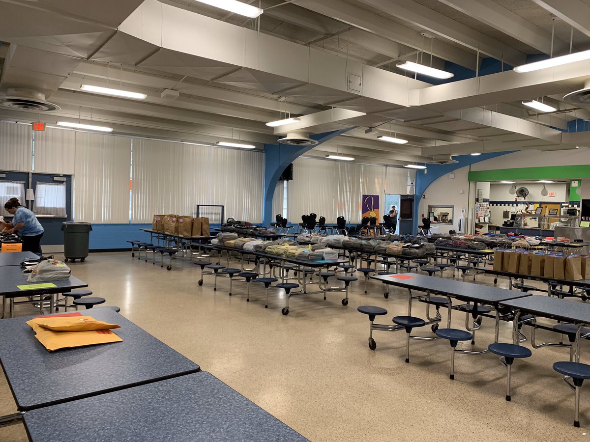 RiverviewGators's tweet photo. Thank you to our staff and families for helping to successfully deliver materials and devices to our students! RES Rocks! https://t.co/k1L3Sp8BMw