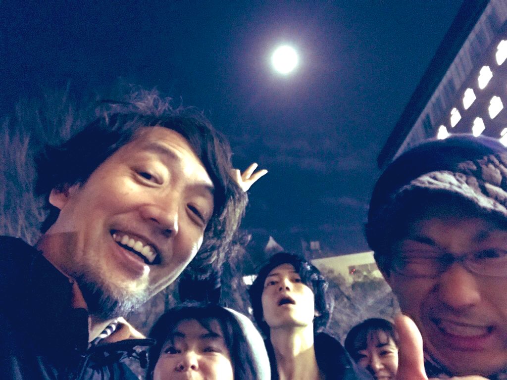 sahigashi0219's tweet photo. ウイルスを克服し早くこの現状を打破し観に来てくださる皆様と我々、おぼんろメンバーが入場時に客席で皆様とハグし語らい時にはオススメの席を案内し物語が終われば握手し成功を分かち合ういつもの　#おぼんろ　に戻れる事を願う。

当たり前のその日が来るまで、物語をする、手段を思考する日々。 https://t.co/SAAwUetShv