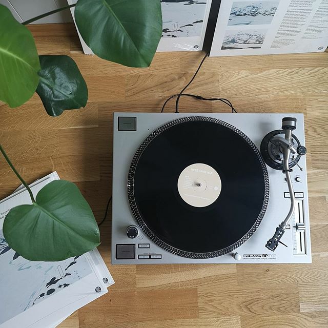 📡Vi markerer dagens plateslipp med live stream av vinylen til @olburgerbeats og @fejldaler kl 17:00 i dag⏰ Link i bio! #stundom #vinyl #livestream ift.tt/2JfTUsu