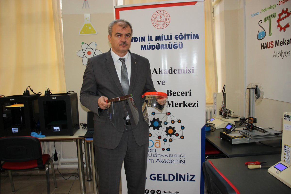 Aydin_MEM's tweet photo. Sayın Bakanım @ziyaselcuk, @AydinTBAveBlmAk  ziyaret ettiğinizde "Tebrik ediyorum öğretmenim. Aynen böyle devam edin" demiştiniz. Sizden aldığımız güçle eğitim neferleriniz bugün sağlık çalışanlarının yanında...
@tcmeb @yskosger @seyfullah0966 @safran1958 @RehaDenemec @hmzaydg https://t.co/THmcm3Bt8X