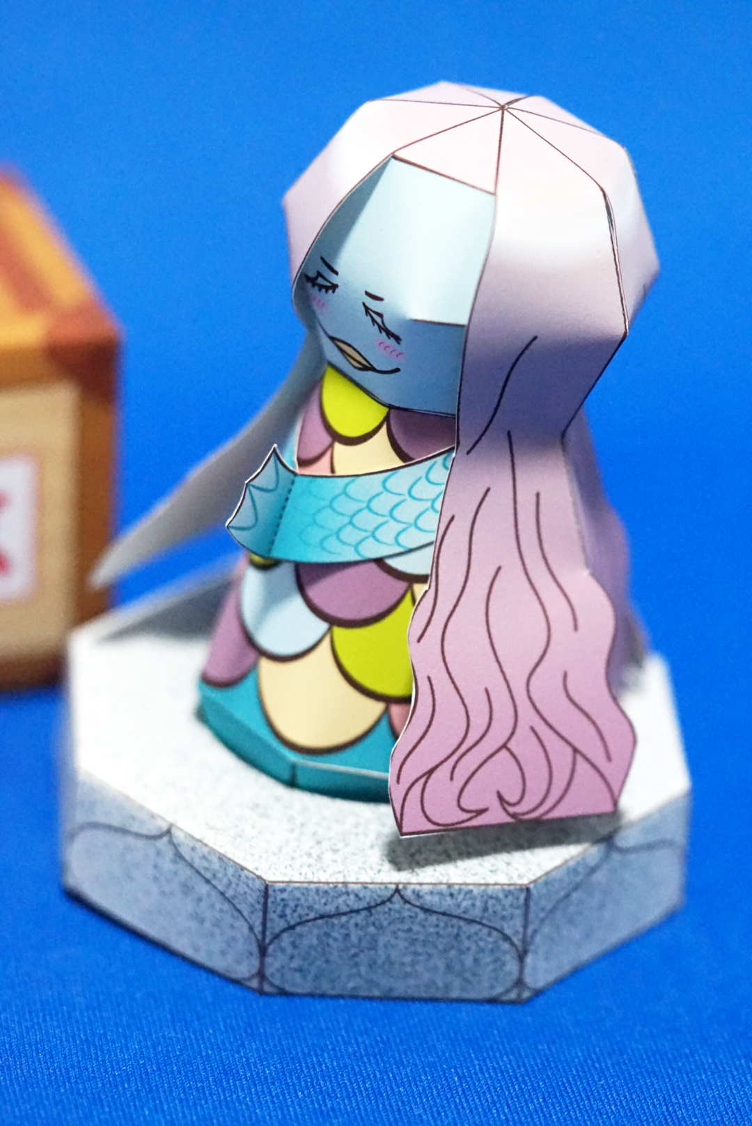 赤間たつひろ 組み立てて祈る１アクションを起こせるように 祈りイメージで アマビエ地蔵 にしました 神社ではないけど 賽銭箱おまけ イラスト応援とペーパークラフト の違う点は そちらで印刷して組み立てられれば 距離を超えて手にすることが