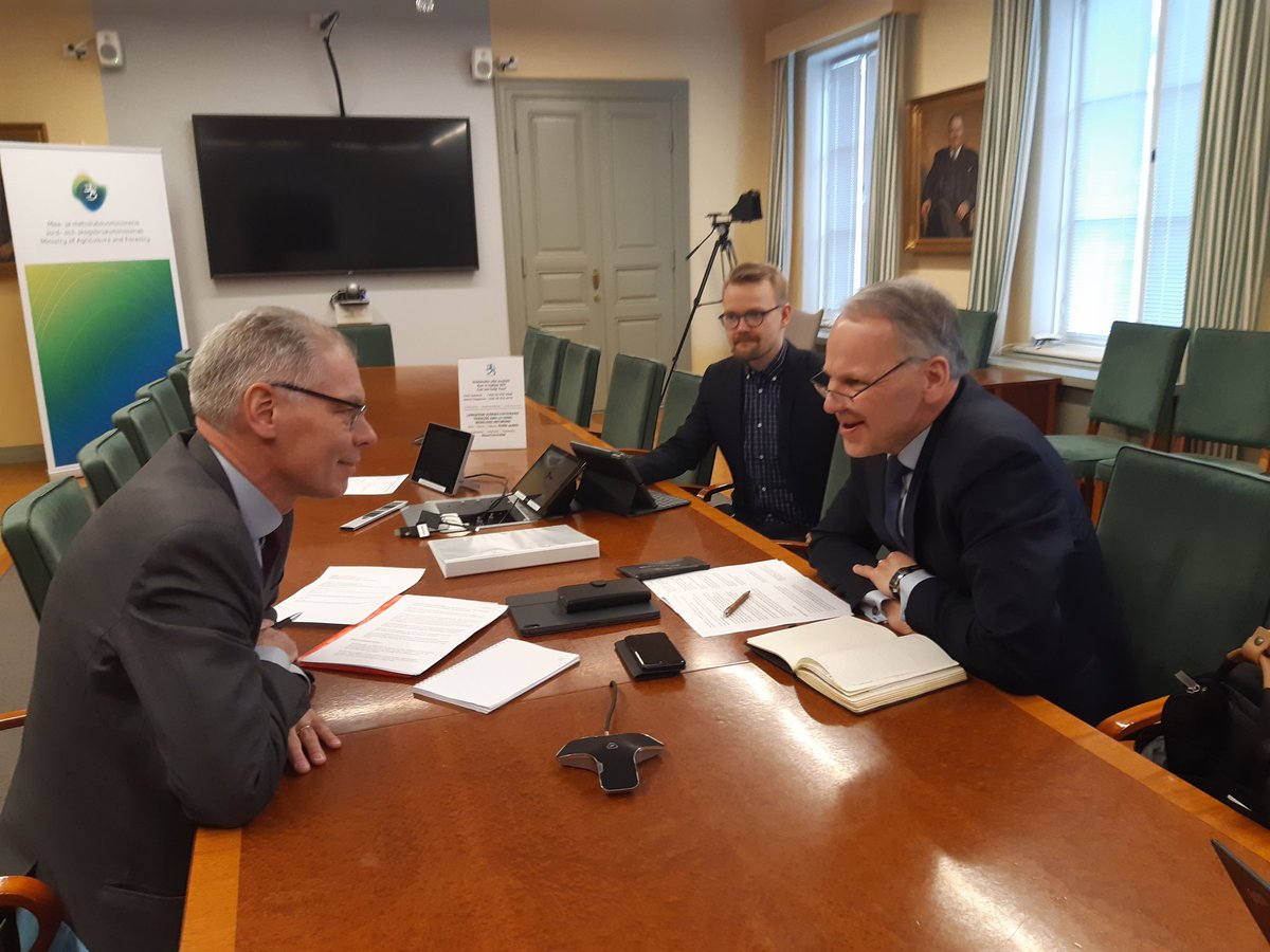 JariLeppa's tweet photo. Tämä ei ole tuijotuskilpailu @KariValonen kanssa, tämä on puhelinneuvottelu Saksan kollega @JuliaKloeckner n kanssa. Keskustelua huoltovarmuudesta, kausityövoimasta ja taloudesta. Selvää on, että tarvitsemme selkeän ja vakaan tulevaisuuden näkymän myös maataloussektorille. https://t.co/6f2b4OylxA