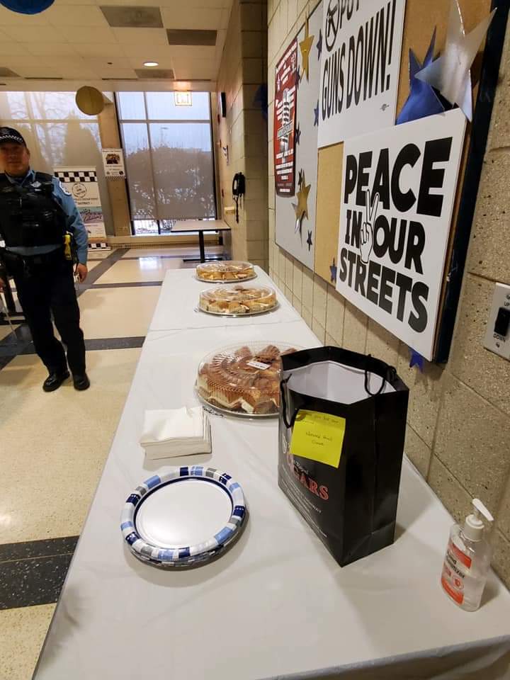 15th District would like to send a special thank you to Edison Park Chamber of Commerce for supporting the officers bringing lunch and cigars. We are all in this together. Stay Smart, Stay Safe, Stay Home.
#TonysItalianDeli on Nw hwy and #NorwoodParkCigarShop