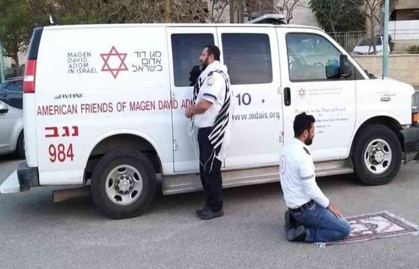 RCR750's tweet photo. En las redes ayer se hizo viral esta foto que captó el momento en que un paramedico judio y otro musulman rezaron juntos por el coronavirus. https://t.co/BIApNK3Eqy