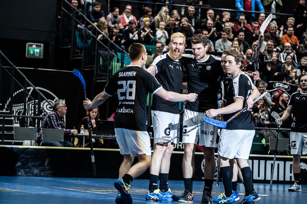 TPSSalibandy's tweet photo. Sami Saarisen TPS-ura päättyi tähän kevääseen - ainakin toistaiseksi. Kiitos viidestä kaudesta @Suarinen! #salibandy #TKOMV 🖤

https://t.co/UGhUQfQDyp https://t.co/TlNT5a79y1
