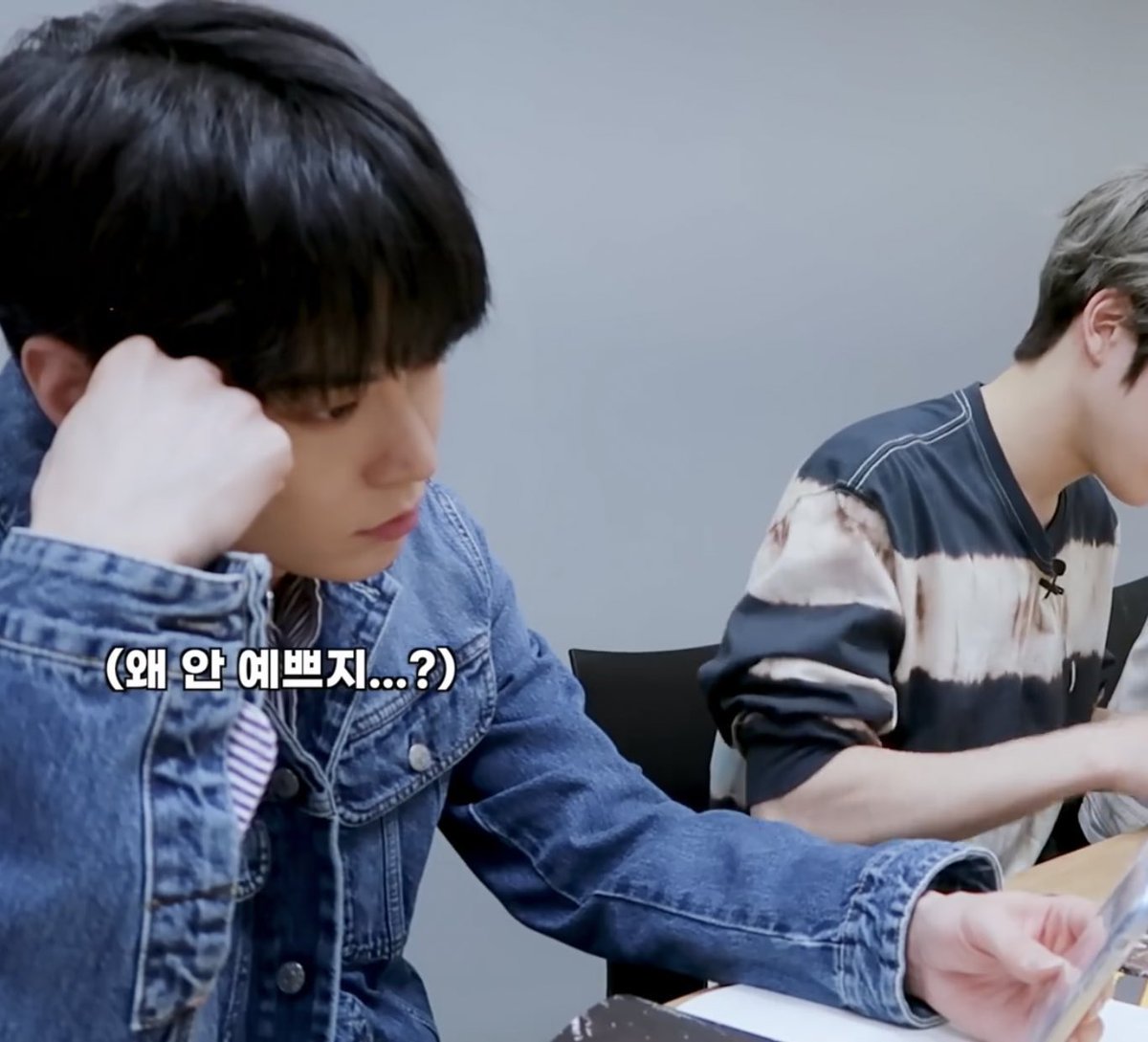 ตลกโดยองอันนี้มาก คือเห็นเคสที่แจฮยอนทำแล้วมันสวยมาก หันกลับมาดูเคสของตัวเองละนั่งเศร้าบอกทำไมของฉันไม่สวยนะ ทำหน้าผิดหวังสุด สงสาร55555555555555