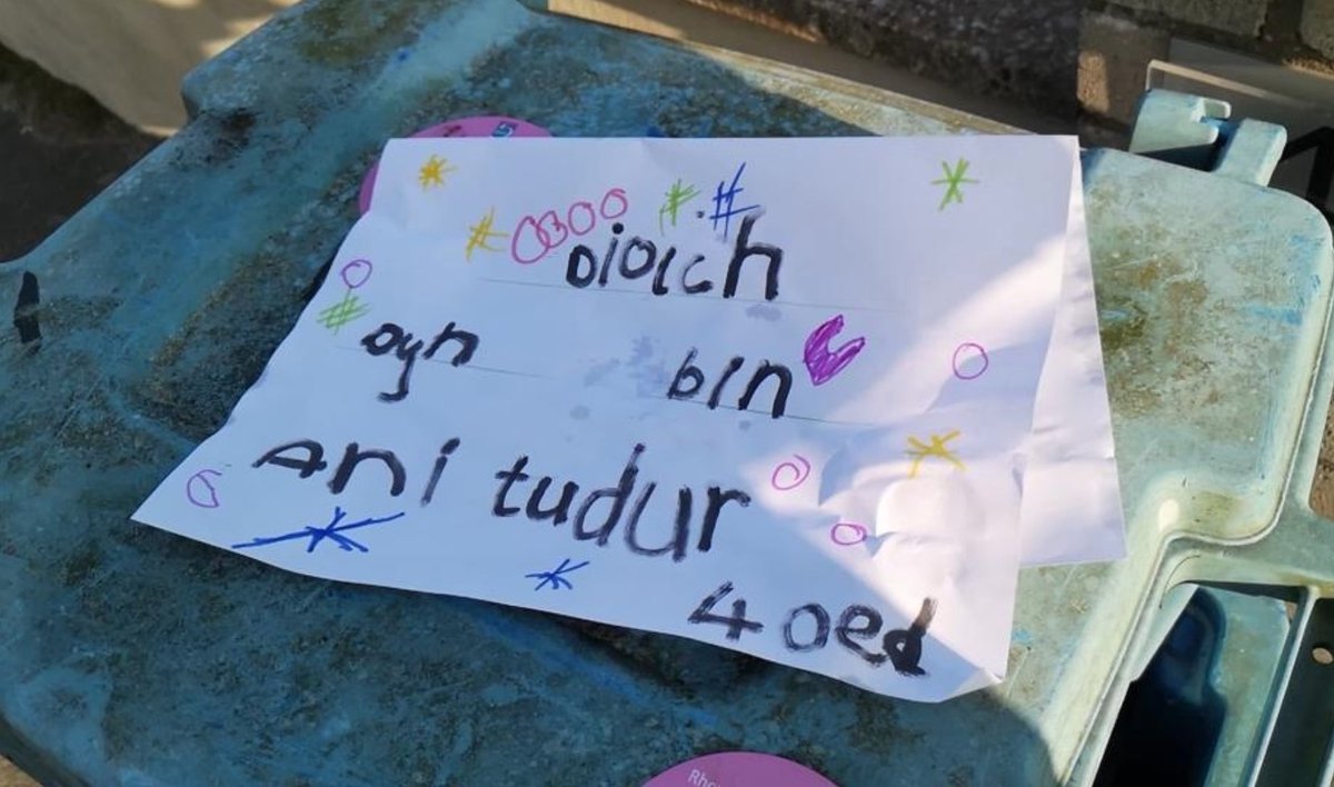 More and more people are showing their gratitude to hard-working #bin collectors by leaving them thank you notes. From everyone here at CIWM, we also want to say #thankyou 🌈🌈🌈🌈 #inthistogether ... or should we say #binthistogether