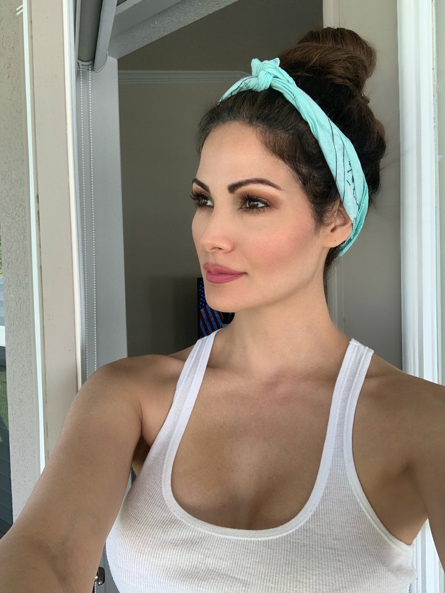 CYNTHIAOLAV's tweet photo. Cositas de las que me he dado cuenta en estos días.  Amo hacer laundry y limpio de maravilla (baños incluidos). Cocino "decente/aceptable". Ya no quemo "hasta el agua".  😂🙌🏻 Y tengo "F" en jardinería. No tengo paciencia. 😂 ¿Alguna sugerencia para "conectar" con las plantas? https://t.co/N9fiuRwwHz