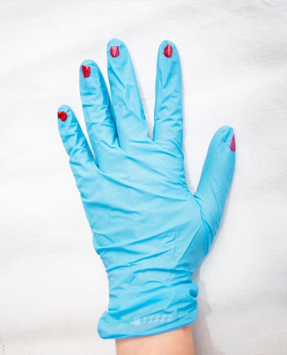SocialControlLA's tweet photo. Apparently this is a latest fashion trend. 😂
.
.
.
.
.
📸 @weisstub 
#trend #trends #fashion #art #culture #design #gloves #nailpolish #nails https://t.co/Z2clkmgkIb