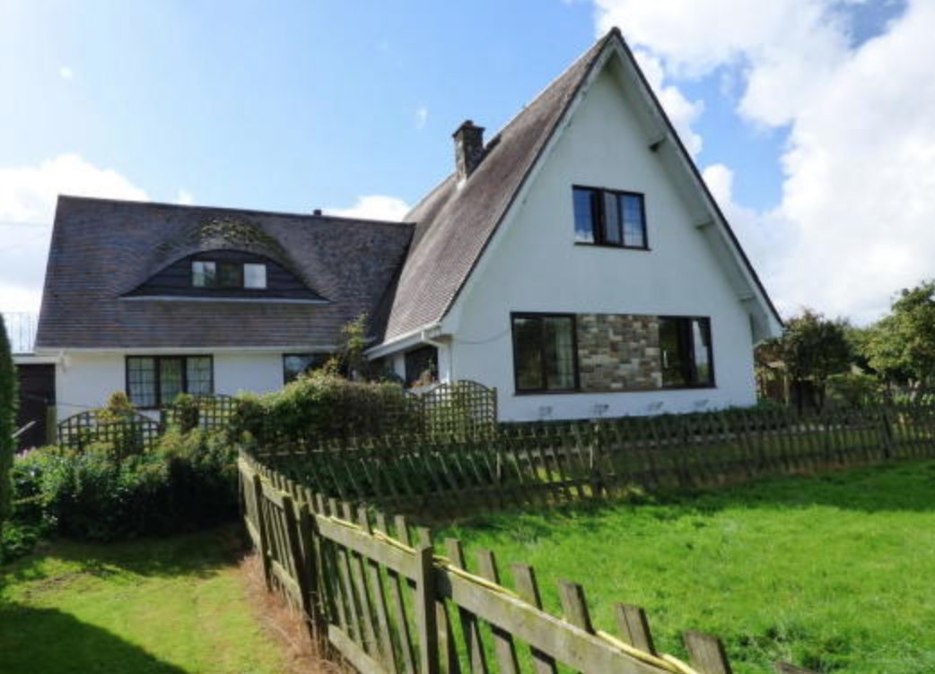 MARTINCO_BURY's tweet photo. ⭐️IDEAL EQUESTRIAN PROPERTY ⭐️
Not only does this property have 4 bedrooms and a generous living space, it also has extensive grounds including formal gardens, vegetable gardens and paddocks! 🐴 #fourbedrooms #norfolkhome #lotsofland

https://t.co/yAIxagpQZy https://t.co/XTrp2qkBlg