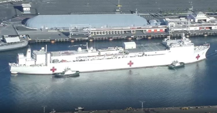 ServiteAlumni's tweet photo. Today the US Naval Ship Mercy docked in Los Angeles to bring support to local hospitals. The ship's Commander is Servite Alum Edgar San Luis '95. Thank you for your service during this time of need. #ForeverAFriar 
https://t.co/W409hQoiZD https://t.co/EL6drd9VUP