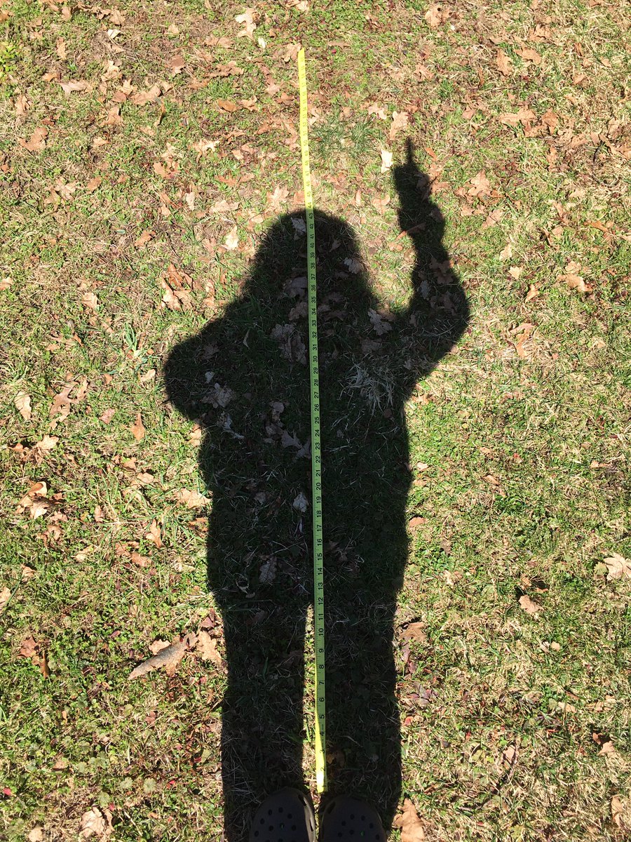kellijean_16's tweet photo. Solar noon = 1pm on our clocks. Finger points north, so does the shadow. Sun is behind me. How will I know when it’s 4pm without a watch? #human_sundial #learnEarthScience #eartheveryday https://t.co/myxgeYqveL