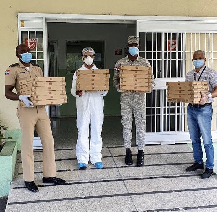 PalaPizzaRD's tweet photo. Hoy decidimos encender nuestros hornos únicamente para realizar una entrega muy especial al Hospital de las Fuerzas Armadas 🙌🏻🍕              Reconocemos la valiosa labor de estos #heroeslocales y les agradecemos su valentía, dedicación  y servicio 👏👏 https://t.co/Ri2uO3RMUe