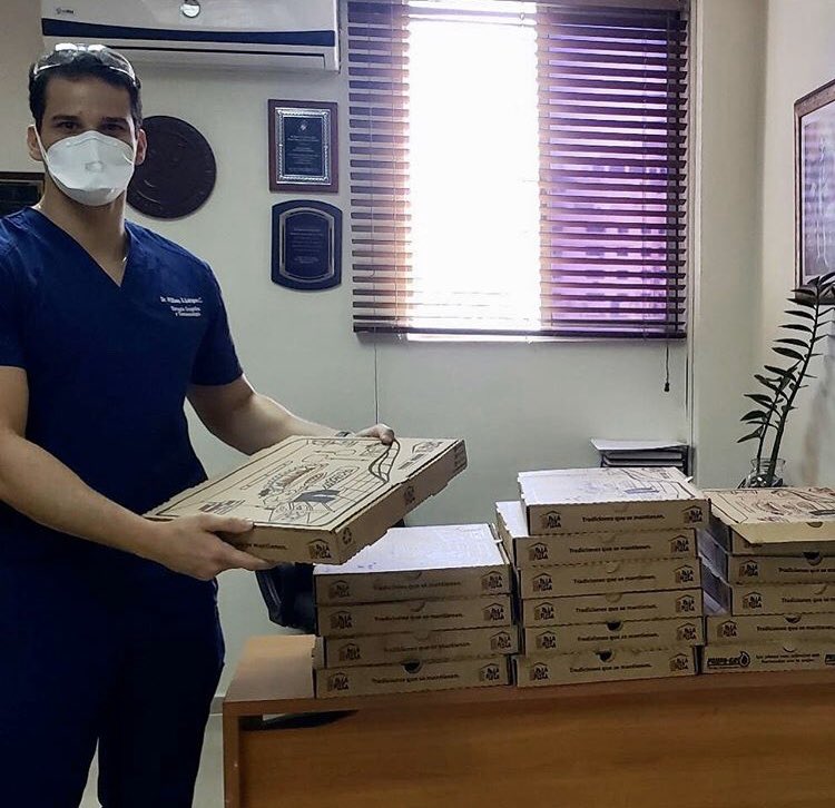 PalaPizzaRD's tweet photo. Hoy decidimos encender nuestros hornos únicamente para realizar una entrega muy especial al Hospital de las Fuerzas Armadas 🙌🏻🍕              Reconocemos la valiosa labor de estos #heroeslocales y les agradecemos su valentía, dedicación  y servicio 👏👏 https://t.co/Ri2uO3RMUe