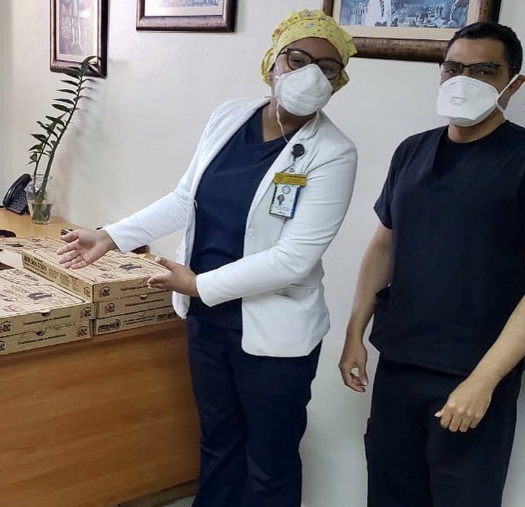 PalaPizzaRD's tweet photo. Hoy decidimos encender nuestros hornos únicamente para realizar una entrega muy especial al Hospital de las Fuerzas Armadas 🙌🏻🍕              Reconocemos la valiosa labor de estos #heroeslocales y les agradecemos su valentía, dedicación  y servicio 👏👏 https://t.co/Ri2uO3RMUe