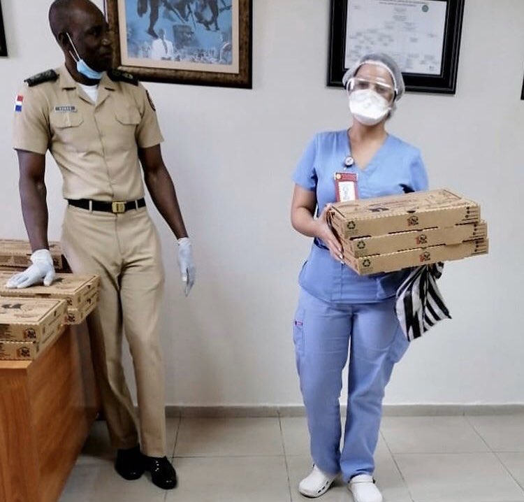 PalaPizzaRD's tweet photo. Hoy decidimos encender nuestros hornos únicamente para realizar una entrega muy especial al Hospital de las Fuerzas Armadas 🙌🏻🍕              Reconocemos la valiosa labor de estos #heroeslocales y les agradecemos su valentía, dedicación  y servicio 👏👏 https://t.co/Ri2uO3RMUe