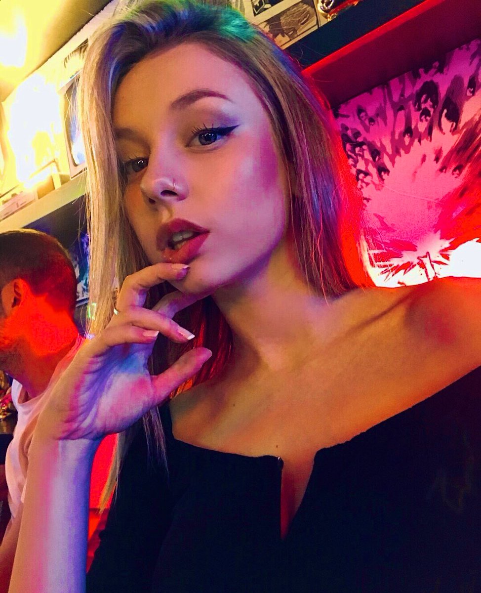 EstherExpositoo's tweet photo. Yo sé que te mueres por mis besos 💋 https://t.co/TnS6IvNbcv