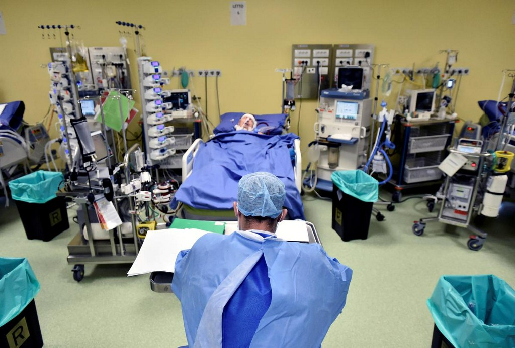 Reuters's tweet photo. Milan hospital coronavirus squad battles the odds to save a life https://t.co/CUtrVCka5K https://t.co/sRqTqnlwFr