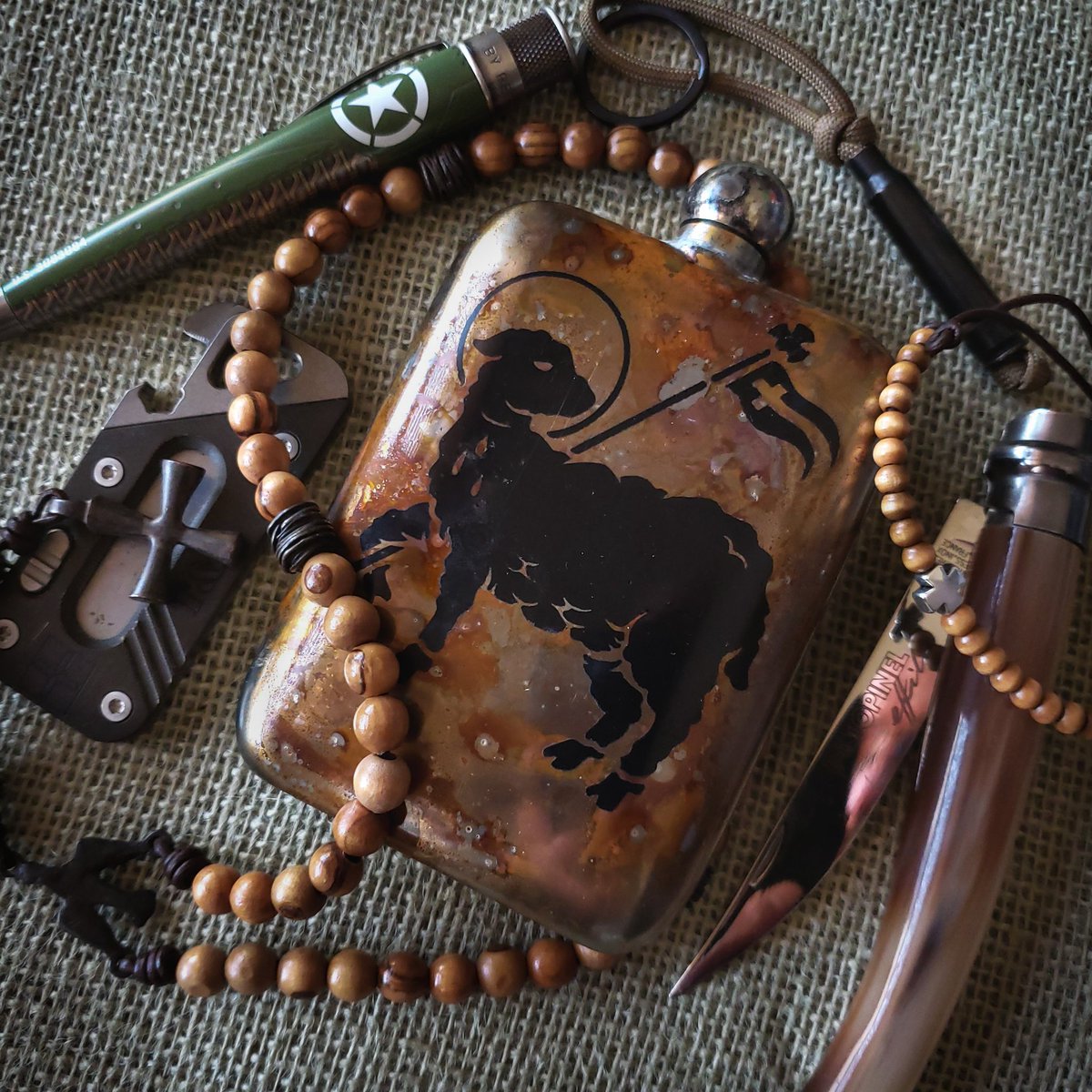 EdcTotal's tweet photo. Friday carry. Have a great weekend! 
#totaledc #totaleverydaycarry #hipflask #whiskyflask #edcpen #customrosary #beadbracelet #multitool https://t.co/g4T8bMtKMc