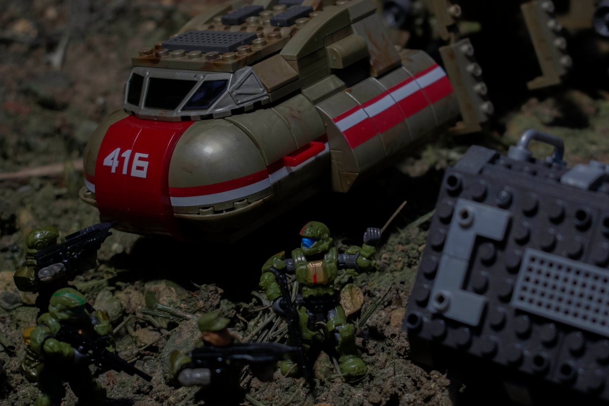 Tom_Jurassic's tweet photo. Office of Naval Intelligence Agents Locke and Estrin work with localised forces to secure a suspicious looking vehicle landed at a restricted location...
#HaloSpotlight | #Halo | #HaloNightfall https://t.co/z083sLOih4