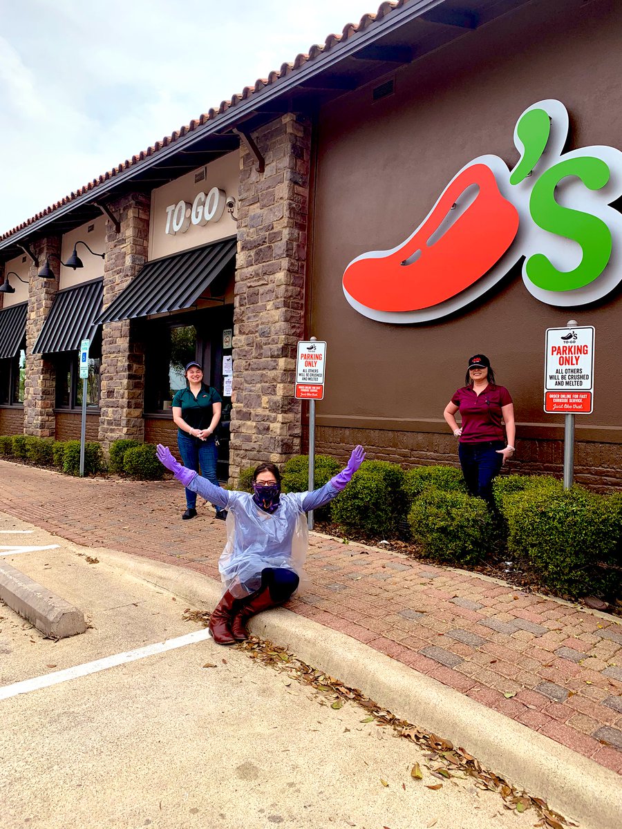 Friday feels...helping with community outreach for families that are in need of food. Thank you for all your help from a safe distance! My ❤️goes out to these families, I’m happy my family & friends can help! #6ftApartNOTUnder @wherry_lisa #chilislove #LISDLAS