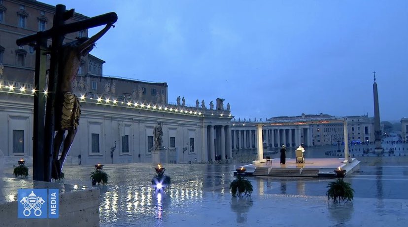 “Nos dimos cuenta de que estábamos en la misma barca, todos frágiles y desorientados; pero, al mismo tiempo, importantes y necesarios, todos llamados a remar juntos, todos necesitados de confortarnos mutuamente.” Papa Francisco