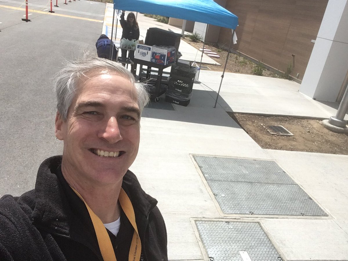 mabarn's tweet photo. Serving it up @SLE_1510 ! Love serving our families! @Beaumont_SD @HawkHammer53 @tdav8 #beaumontisbest #beaumontusd https://t.co/gtrc7XXM05