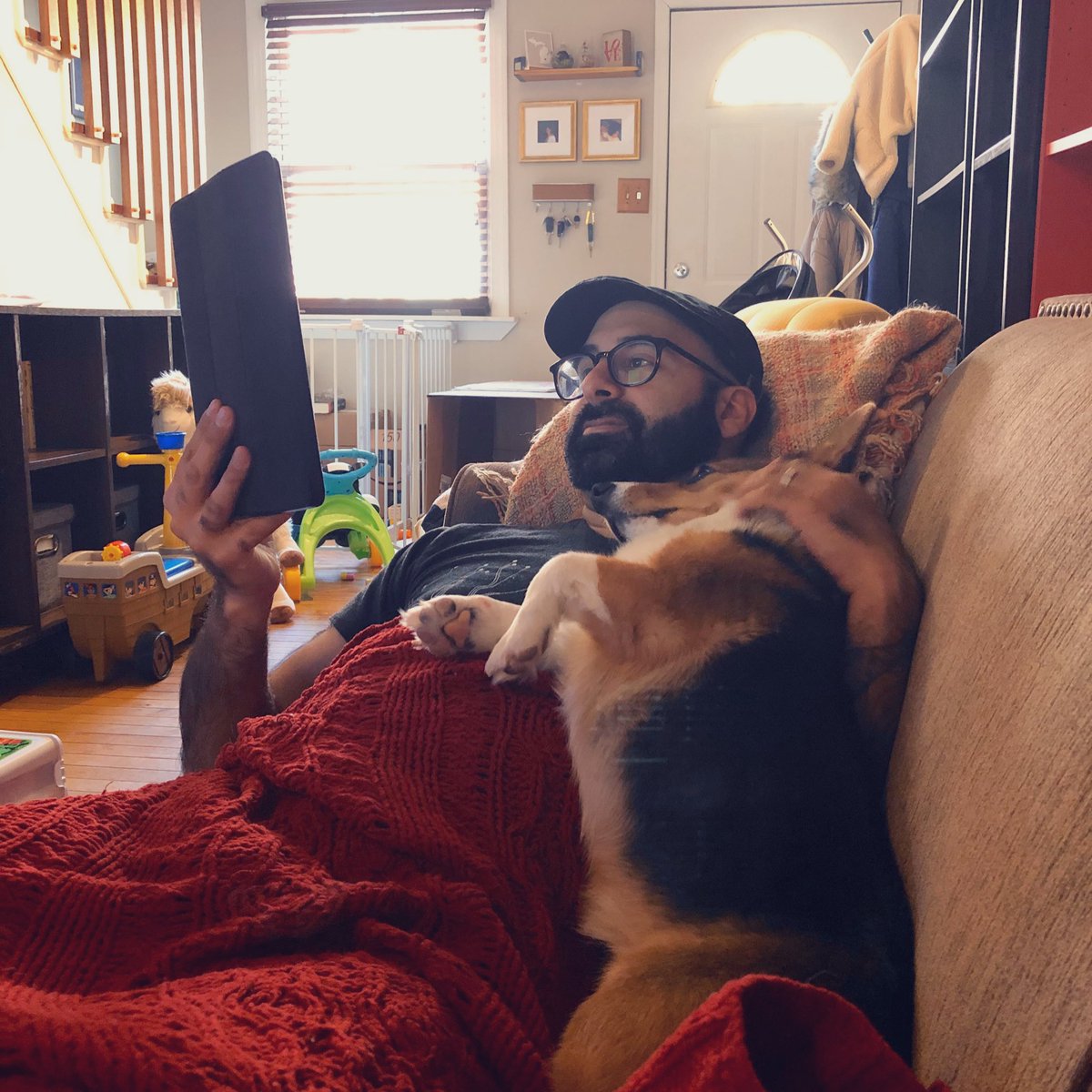 ericsmithrocks's tweet photo. Reading with my associate. https://t.co/FUT1VMUtcs