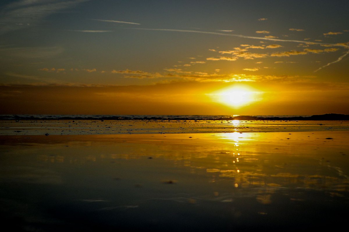 Mbuckstudio's tweet photo. As we are all inside on a cloudy day I thought we would post a photo or two of something more fun. Summer! Have a great day everyone! #stuckinside #allinittogether #summerdreamin #covid19shutdown #lakeshore #sunset #professinalphotographer https://t.co/nykTWmpze5